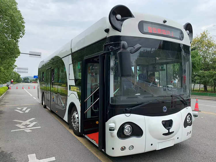 深兰科技携熊猫智能公交亮相数字中国建